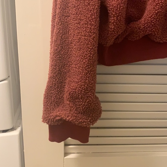 Red lined cropped sweatshirt from Fabletics - Picture 4 of 4